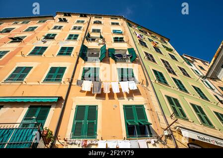 Abiti appesi in una tradizionale casa ligure a Camogli, Italia. Le case ligure sono alte e strette, sempre dipinte in colori pastello Foto Stock