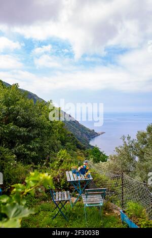 Tavolino con i suoi due cili in posizione panoramica sul promontorio di Portofino in Italia, Liguria Foto Stock