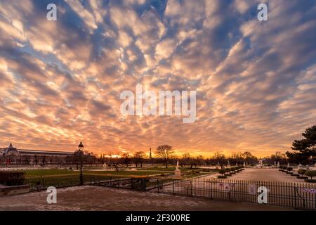 Parigi, Francia - 12 febbraio 2021: Giardino delle Tuileries a Parigi coperto di neve al bellissimo tramonto Foto Stock