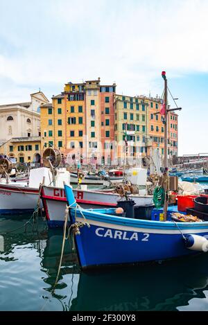 Colorate barche in legno nel porto di Camogli, pittoresco villaggio ligure nella parte orientale della regione. La pesca è ancora una grande parte dell'economia Foto Stock