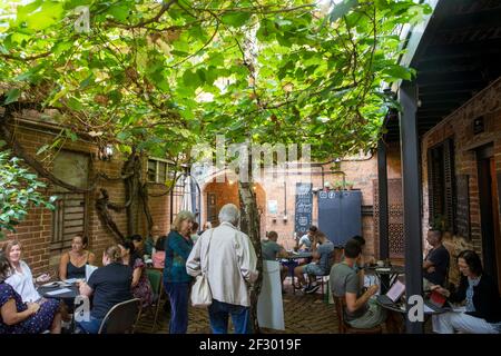 Cafe Courtyard nel centro di Mudgee con la gente che mangia la colazione E bere caffè, NSW, Australia Foto Stock