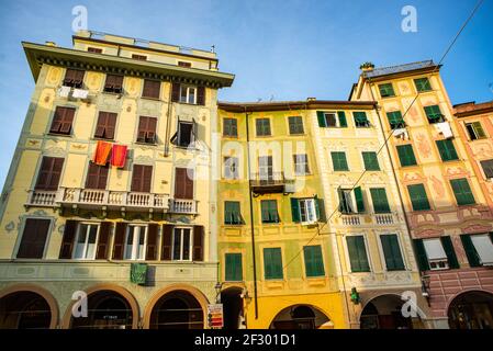 Abiti appesi in tradizionali case ligure a Santa Margherita Ligure, Italia. Le case ligure sono alte e strette, sempre dipinte in colori pastello Foto Stock
