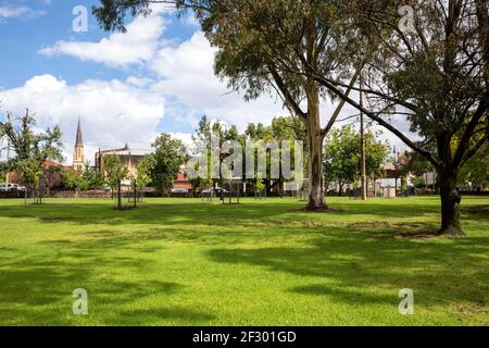 Centro di Mudgee, spazio verde al Lawson Park a Mudgee, New South Wales regionale, Australia, che prende il nome dal poeta australiano Henry lawson Foto Stock