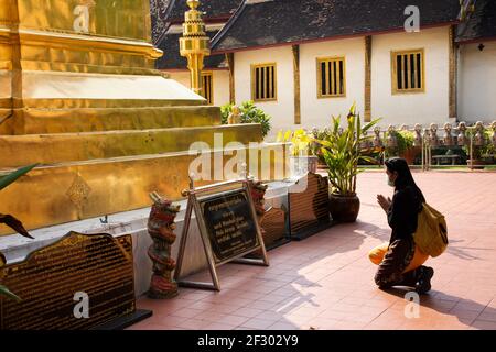 Viaggiatori le donne thailandesi che viaggiano visitare il Dio di buddha di preghiera di rispetto angel divinità e reliquie in Golden Chedi stupa Wat Phra Singh Woramahawihan Templ Foto Stock