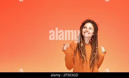 Divertente ridendo felice giovane donna con acconciatura autentica Foto Stock