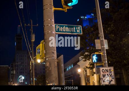 Atlanta, GA USA - 06 14 20: Indicazioni stradali di notte nel centro di Atlanta Georgia Piedmont Ave Foto Stock