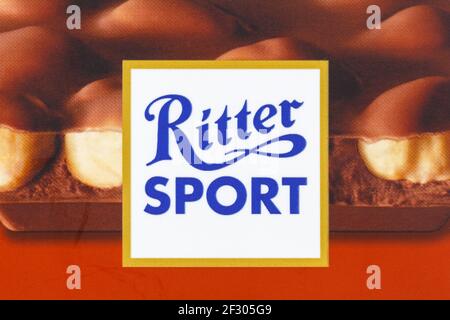 Stoccarda, Germania - 8 marzo 2021: Logo della società di cioccolato Ritter Sport a Stoccarda, Germania. Foto Stock