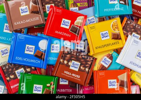 Stoccarda, Germania - 1 marzo 2021: Cioccolato Ritter Sport diversi tipi varietà sfondo in Germania. Foto Stock