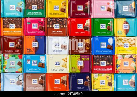 Stoccarda, Germania - 1 marzo 2021: Cioccolato Ritter Sport diversi tipi varietà sfondo in Germania. Foto Stock