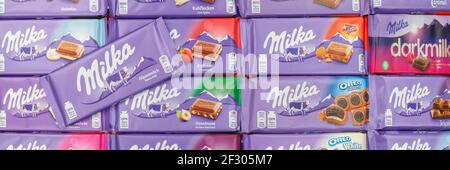 Stoccarda, Germania - 3 marzo 2021: Cioccolato Milka cioccolatini diversi tipi varietà sfondo banner in Germania. Foto Stock