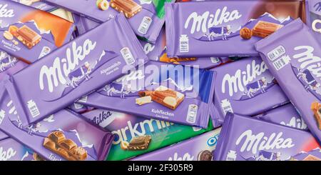Stoccarda, Germania - 3 marzo 2021: Cioccolato Milka cioccolatini diversi tipi varietà sfondo banner in Germania. Foto Stock