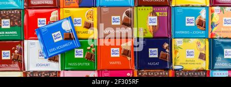 Stoccarda, Germania - 1 marzo 2021: Cioccolato Ritter Sport cioccolatini diversi tipi varietà sfondo banner in Germania. Foto Stock