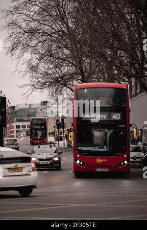 Londra UK Febbraio 2021 Cold Vertical winter shot di un autobus numero 40 di Londra in attesa di un incrocio, andando alla biblioteca di Dutwitch durante UKS National Foto Stock
