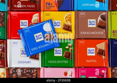 Stoccarda, Germania - 1 marzo 2021: Cioccolato Ritter Sport diversi tipi varietà sfondo in Germania. Foto Stock