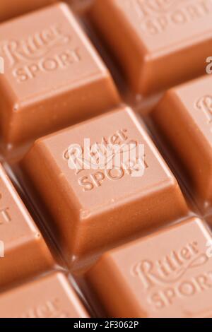 Stoccarda, Germania - 8 marzo 2021: Ritter Sport Chocolate bar Company logo formato verticale a Stoccarda, Germania. Foto Stock