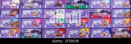 Stoccarda, Germania - 3 marzo 2021: Cioccolato Milka cioccolatini diversi tipi varietà sfondo banner in Germania. Foto Stock