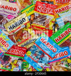 Stoccarda, Germania - 7 marzo 2021: Haribo gummy Bear gummi caramelle caramelle diversi tipi varietà sfondo quadrato a Stoccarda, Germania. Foto Stock