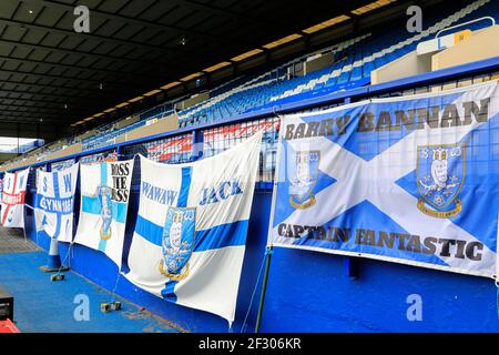 Sheffield, Regno Unito. 14 Marzo 2021. Bandiere dei tifosi in mostra a Hillsborough a Sheffield, Regno Unito, il 14/3/2021. (Foto di Conor Molloy/News Images/Sipa USA) Credit: Sipa USA/Alamy Live News Foto Stock