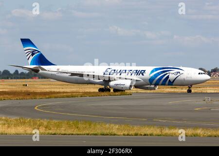 Parigi, Francia - 17 agosto 2018: Aereo EgyptAir Airbus A330 all'aeroporto Charles de Gaulles di Parigi (CDG) in Francia. Airbus è un manu europeo di aeromobili Foto Stock