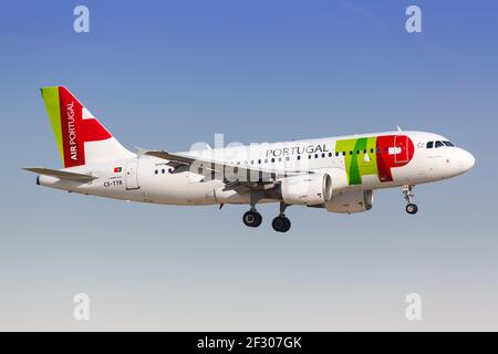 Parigi, Francia - 16 agosto 2018: TAP Air Portugal Airbus A319 aereo all'aeroporto di Parigi Orly (ORY) in Francia. Airbus è un costruttore europeo di aeromobili Foto Stock