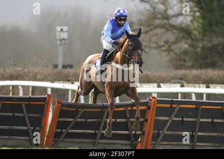 File photo datato 23-02-2021 di Harry Cobden che cavalca il Widdow Maker sulla loro strada per vincere l'Aspen Waite complete Business Growth Service Maiden Hindle all'Ippodromo di Taunton. Data di emissione: Domenica 14 marzo 2021. Foto Stock