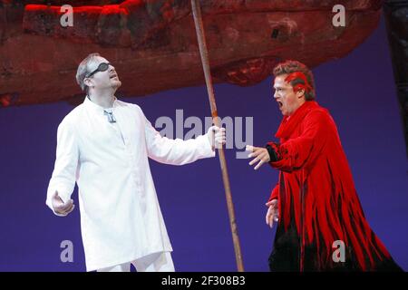 l-r: Evgeny Nikitin (Wotan), Oleg Balashov (Loge) in DAS RHEINGOLD di Wagner alla Royal Opera, Covent Garden, Londra WC2 29/07/2009 a Mariinsky Theatre Production Concept: Valery Gergiev & George Tsypin Direttore: Valery Gergiev Set design: George Tsypin Costumi: Tatiana Gletinova: Filtinova Foto Stock