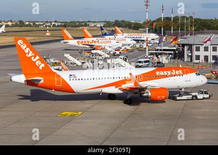 Berlino, Germania - 11 settembre 2018: Aereo easyJet Airbus A320 all'aeroporto Tegel di Berlino (TXL) in Germania. Airbus è una produzione europea di aeromobili Foto Stock