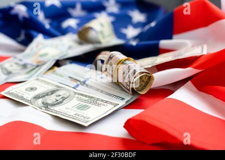 Bandiera americana su banconote assortite, dollari Foto Stock