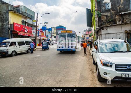 COLOMBO, SRI LANKA - 18 GENNAIO 2014: Persone non identificate sulla strada di Colombo, Sri Lanka. Colombo è la capitale, la città più grande e il centro finanziario Foto Stock