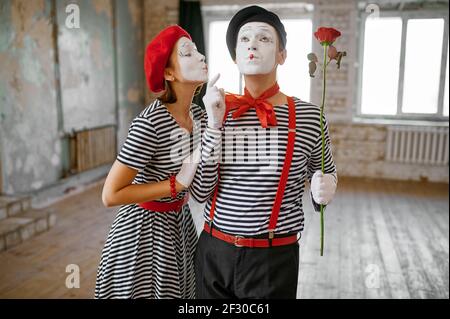 MIME artisti con trucco, scena baciare, commedia Foto Stock