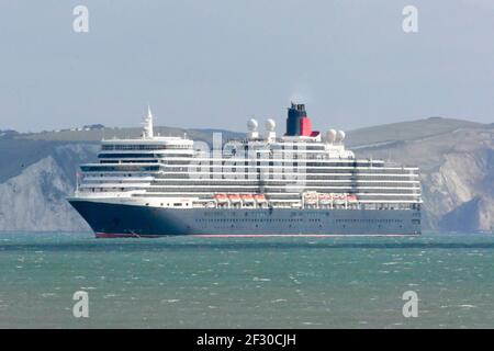 Weymouth, Dorset, Regno Unito. 14 marzo 2021. Regno Unito Meteo. La nave da crociera vuota di Cunard la regina Elisabetta ancorò nella baia di Weymouth in Dorset durante il blocco di Covid-19. Picture Credit: Graham Hunt/Alamy Live News Foto Stock