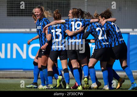 Caroline Moller Hansen (Inter 16) festeggia il secondo goal durante le semifinali della Coppa Italia prima tappa tra FC Internazionale e AC Milan allo stadio Breda di Sesto S.Giovanni (Milano) Foto Stock