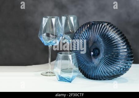 Vaso blu forma insolita texture con due bicchieri da vino Foto Stock