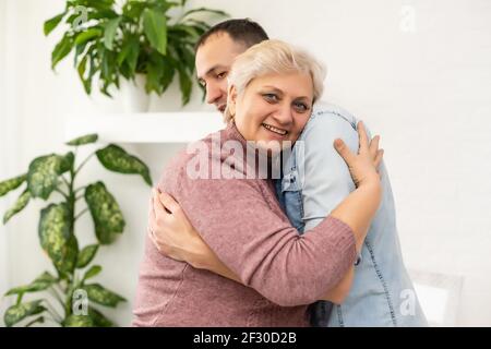 Insieme con il figlio. Bella donna positiva che ti guarda mentre sei assieme al figlio Foto Stock