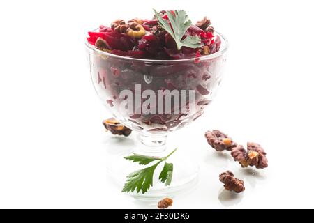 insalata dietetica di barbabietole bollite con noci isolate su bianco sfondo Foto Stock