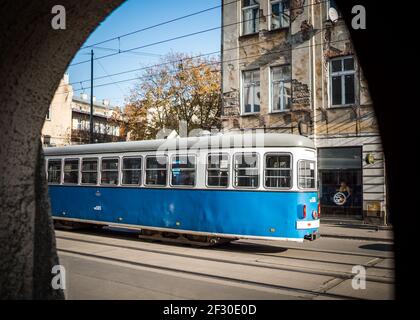 Cracovia, Polonia classica auto di strada blu vintage tram MPK su rotaie che passano attraverso la città strada retro trasporto pubblico per i turisti Foto Stock