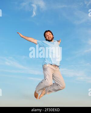 Giovane uomo attivo che salta Foto Stock