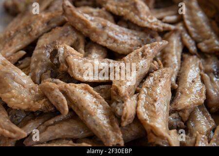 Un mucchio di deliziose ali di pollo affumicate cinesi Foto Stock