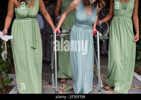 Gruppo di bridesmaid che camminano insieme Foto Stock