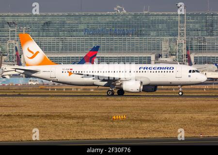 Francoforte, Germania - 16 ottobre 2018: Airbus A320 Freebird all'aeroporto di Francoforte (fra) in Germania. Foto Stock