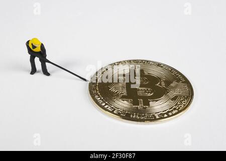 macro minatori che lavorano su bitcoin. concetto virtuale di estrazione della criptovaluta Foto Stock