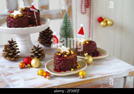 Piccola torta di mousse al cioccolato con base di farinata d'avena al cioccolato e mirtillo salsa Foto Stock