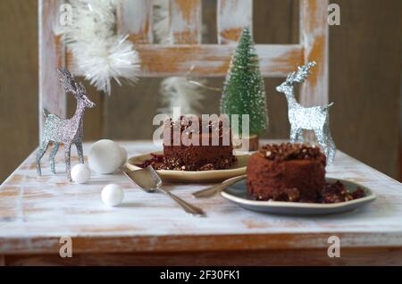 Piccola torta di mousse al cioccolato con base di farinata d'avena al cioccolato e mirtillo salsa Foto Stock