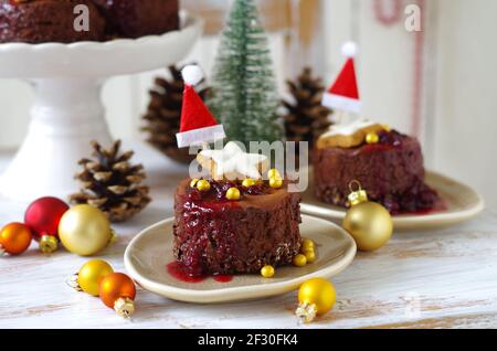 Piccola torta di mousse al cioccolato con base di farinata d'avena al cioccolato e mirtillo salsa Foto Stock