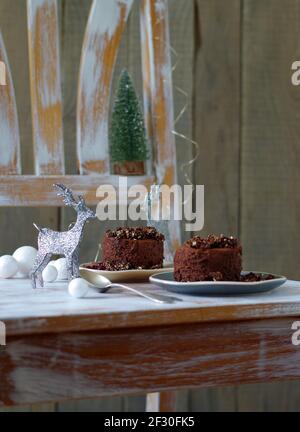 Piccola torta di mousse al cioccolato con base di farinata d'avena al cioccolato e mirtillo salsa Foto Stock