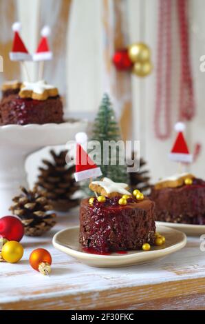 Piccola torta di mousse al cioccolato con base di farinata d'avena al cioccolato e mirtillo salsa Foto Stock