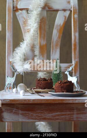 Piccola torta di mousse al cioccolato con base di farinata d'avena al cioccolato e mirtillo salsa Foto Stock