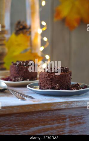 Piccola torta di mousse al cioccolato con base di farinata d'avena al cioccolato e mirtillo salsa Foto Stock