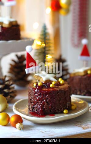 Piccola torta di mousse al cioccolato con base di farinata d'avena al cioccolato e mirtillo salsa Foto Stock