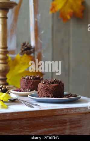 Piccola torta di mousse al cioccolato con base di farinata d'avena al cioccolato e mirtillo salsa Foto Stock